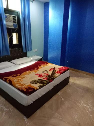 Ένα ή περισσότερα κρεβάτια σε δωμάτιο στο Hotel Raj International Dx In-front of Sarai Rohilla Station