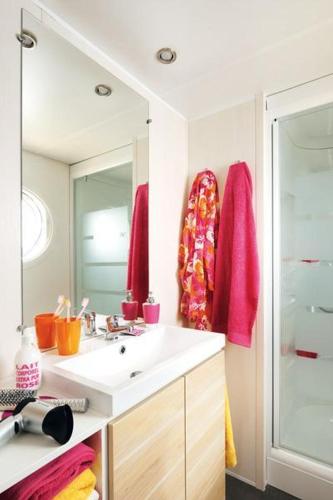 une salle de bain avec un lavabo et un miroir dans l'établissement Domaine Résidentiel de Plein Air La Chênaie, à Yport