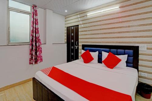 Postel nebo postele na pokoji v ubytování Hotel O Royal Dream