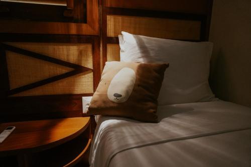a pillow sitting on a bed in a room at Jaguaríndia Village in Fortim