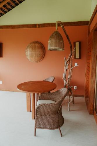 a dining room with a table and a lamp at Jaguaríndia Village in Fortim