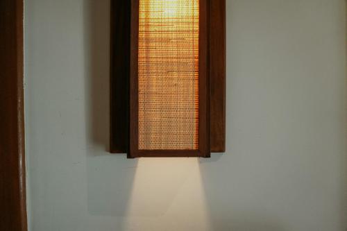 a window in a room with a white wall at Jaguaríndia Village in Fortim