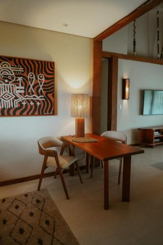 a living room with a table and a lamp at Jaguaríndia Village in Fortim