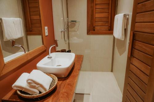 a bathroom with a sink and a mirror at Jaguaríndia Village in Fortim