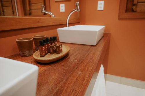 a bathroom with a counter with a sink and a counter sidx sidx at Jaguaríndia Village in Fortim