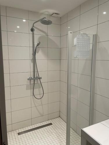une salle de bain avec une douche avec une porte vitrée dans l'établissement Nostradamus, à Saint-Rémy-de-Provence