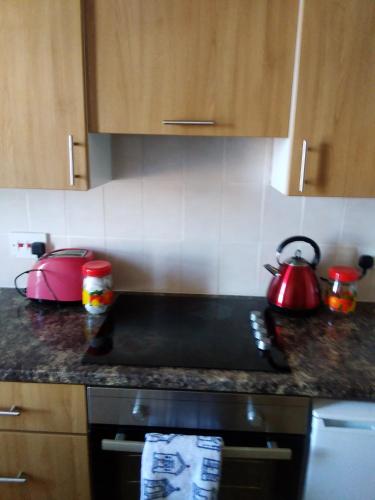 Una cocina o cocineta en Seaview Smuggler Cove Cleethoropes