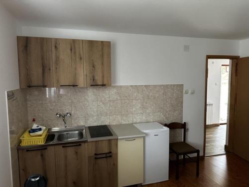 Kuchyň nebo kuchyňský kout v ubytování Apartments Grbović