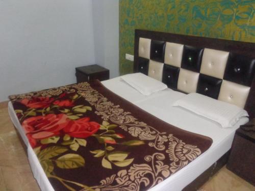Ένα ή περισσότερα κρεβάτια σε δωμάτιο στο Hotel Raj International Dx In-front of Sarai Rohilla Station