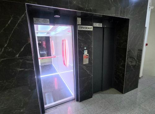 ein Verkaufsautomat in einem Gebäude mit violetten Lichtern in der Unterkunft Gallery Apartment in Skopje