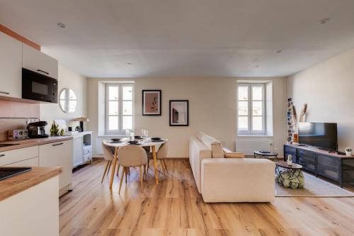 une cuisine et un salon avec une table et des chaises dans l'établissement Chez Seb - Raffiné et Accueillant, à Carcassonne