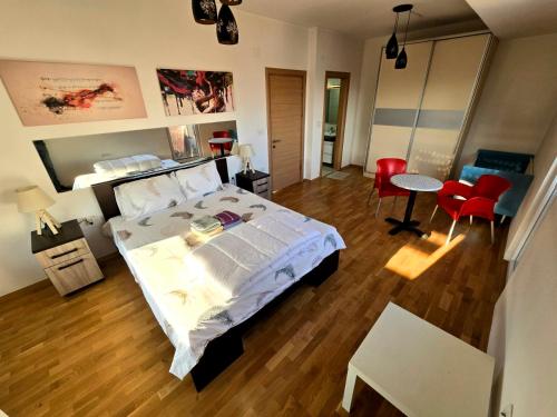 En eller flere senge i et værelse på Gallery Apartment