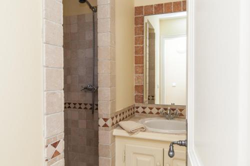 une salle de bain avec un lavabo et un miroir dans l'établissement Residences Golf Club Saint-Tropez, à Saint-Tropez