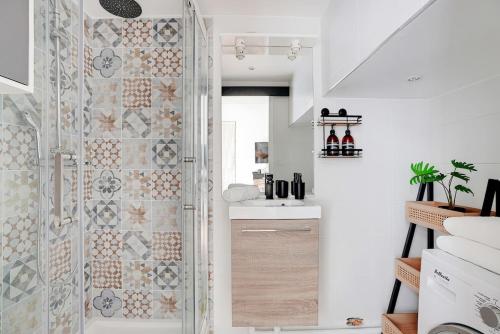 une salle de bain avec douche et lavabo dans l'établissement Charming flat with Terrace in Batignolles - PARIS, à Paris