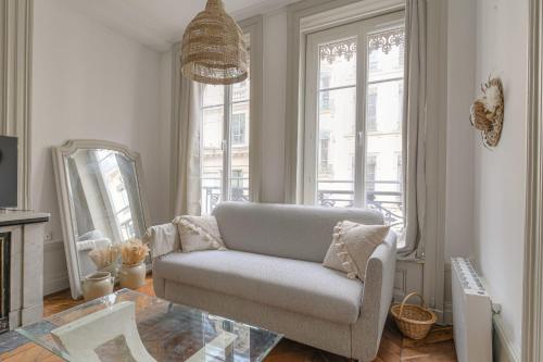 un salon avec une chaise et un miroir dans l'établissement Charmant et Chaleureux à Cordeliers, à Lyon