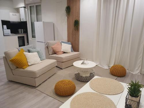 un salon avec deux chaises et une table dans l'établissement Appartement Duplex, à Noisy-le-Sec