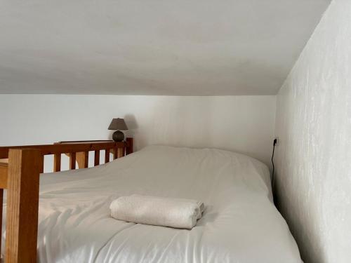 - un lit blanc avec une serviette blanche dans l'établissement San Francisco, Unique Charming Studio, à Reims