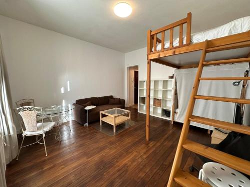 - un salon avec des lits superposés dans l'établissement San Francisco, Unique Charming Studio, à Reims