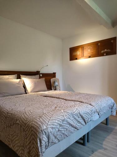 ein Schlafzimmer mit einem großen Bett in einem Zimmer in der Unterkunft Au Jardin de Pagès Chambres d'Hôtes et Gîtes in Lias-dʼArmagnac