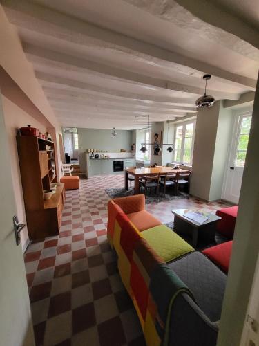 un salon avec un canapé et une table dans l'établissement Quasimodo, à Baugé