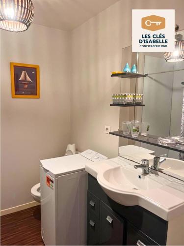 une salle de bain avec un lavabo et un miroir dans l'établissement Maison entière feytiat, à Feytiat