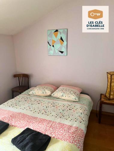 - une chambre avec un lit doté d'une couette et de 2 chaises dans l'établissement Maison entière feytiat, à Feytiat