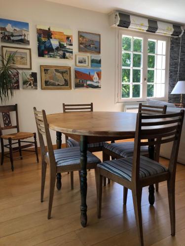 une salle à manger avec une table et des chaises en bois dans l'établissement Les Oyats, à Ambleteuse