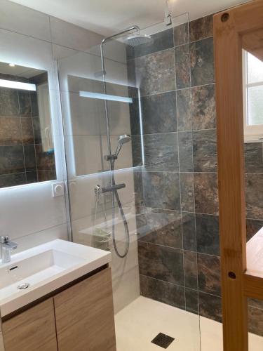 une salle de bain avec douche et lavabo dans l'établissement Les Oyats, à Ambleteuse