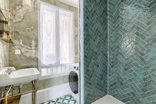 une salle de bain avec un lavabo et une douche dans l'établissement Sentier Gare Est Magnifique Appartement 2BR, à Paris