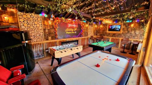 una camera con tavolo da biliardo e palline da ping pong di Beresford Cottage a Skegness