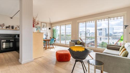 un salon avec vue sur une ville dans l'établissement APPARTEMENT avec vue sur la Seine 10' en voiture de Paris et de la Tour Eiffel, à Boulogne-Billancourt