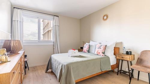 une chambre avec un lit et une fenêtre dans l'établissement APPARTEMENT avec vue sur la Seine 10' en voiture de Paris et de la Tour Eiffel, à Boulogne-Billancourt