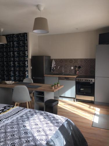 - une cuisine avec un lit et une table dans une chambre dans l'établissement KAYSERSBERG - Downtown - Balcony and Parking, à Kaysersberg