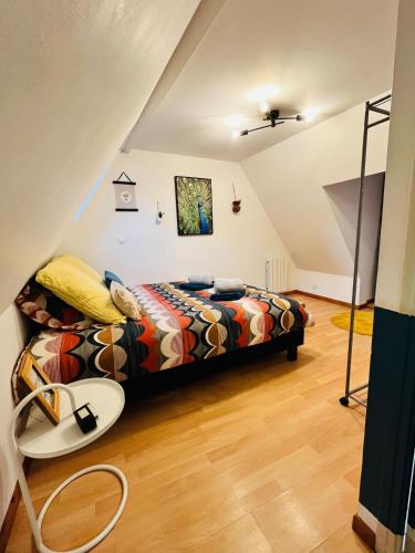 une chambre avec un lit et un canapé dans une pièce dans l'établissement Duplex charmant au coeur de Levroux, à Levroux