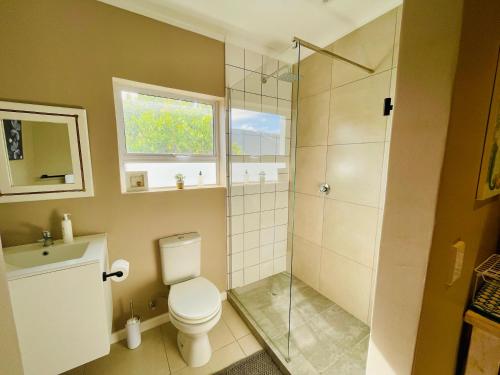 Bilik mandi di Calm Waters Guesthouse