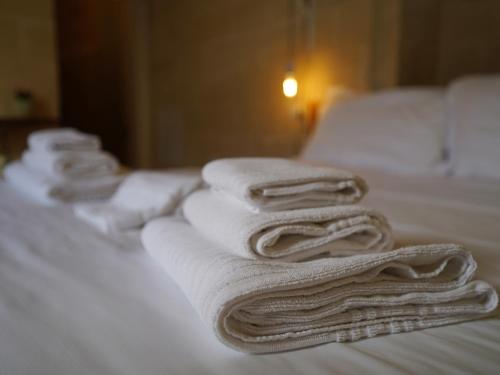 a group of towels sitting on top of a bed at Due forni affittacamere in Matera
