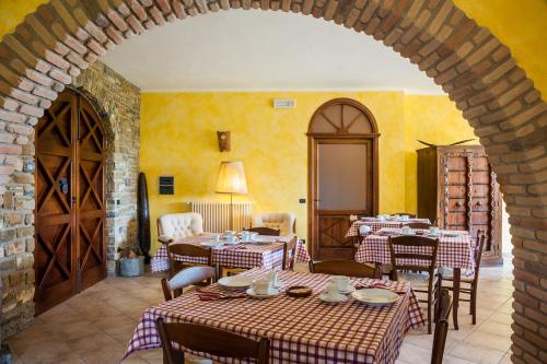 um arco com mesas e cadeiras num restaurante em Villa Bernadette em San Mauro Cilento