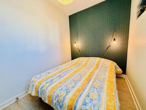 - une chambre dotée d'un lit avec deux lumières dans l'établissement Quiberon : 2 pièces avec jardin privé, terrasse et parking à 2 pas de la côte - FR-1-478-299, à Quiberon