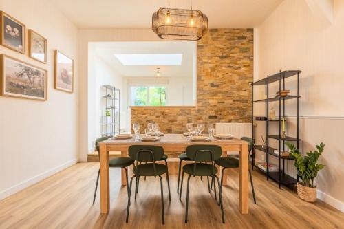 une salle à manger avec une table et des chaises dans l'établissement Maison 3 chambres avec jardin, proche tram, à Mouvaux