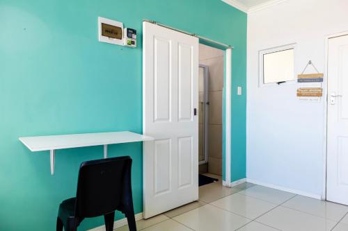 Camera con scrivania, tavolo e sedia di CZ Kubs 43 a East London