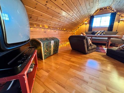a living room with a tv and a couch at TheHideaway in Sel