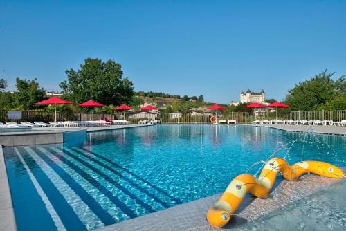 une grande piscine avec une rivière lente dans l'établissement Domaine Résidentiel de Plein Air L'Île d'Offard, à Saumur