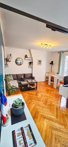 Il comprend un salon doté de parquet et d'une table. dans l'établissement Lovely flat Abbesses center - Paris Montmartre, à Paris