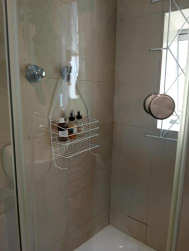 Bilik mandi di Cozy Private En Suite Studio