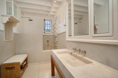 une salle de bain blanche avec un lavabo et une douche dans l'établissement Beou Endrech, à La Garde-Freinet