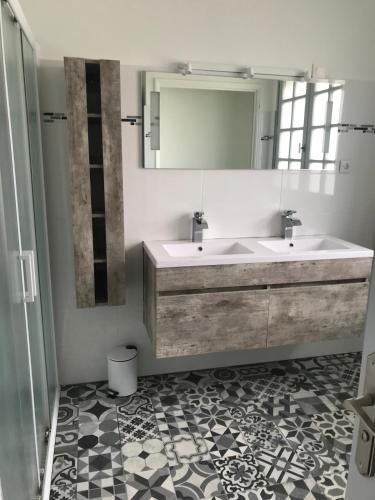 une salle de bain avec deux lavabos et un grand miroir dans l'établissement Maison de famille de 150 m2 à 15 minutes de la mer, à Coëx