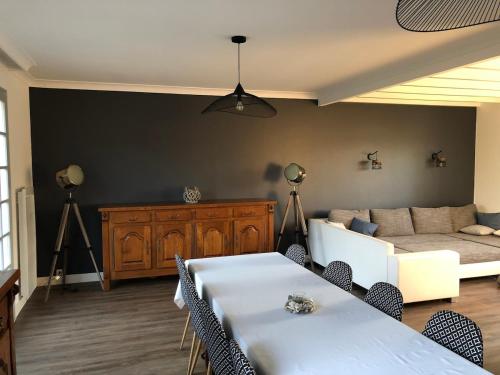 un salon avec un canapé et une table dans l'établissement Maison de famille de 150 m2 à 15 minutes de la mer, à Coëx