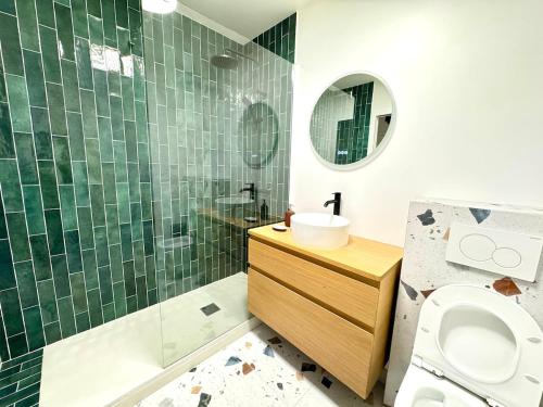 une salle de bain avec une douche, des toilettes et un lavabo dans l'établissement Charmant Appartement Neuilly - 10mn Champs-Elysées, à Neuilly-sur-Seine