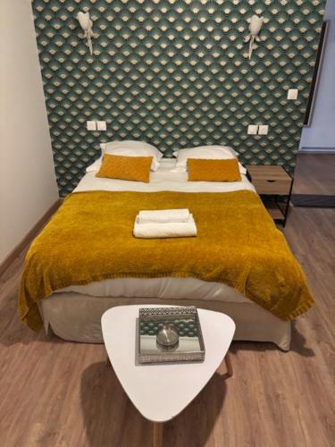 Postel nebo postele na pokoji v ubytování Studio 1 Avec Terrasse En Face la Gare Enghien Les Bains a 15 Minute De Paris Gare Du Nord et A 10 mn De Stade De France