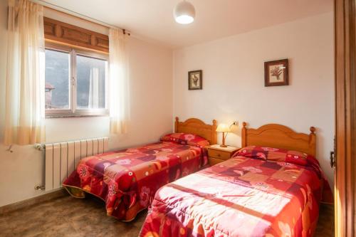 ein Schlafzimmer mit zwei Betten und einem Fenster in der Unterkunft Casa vacacional El Angel in La Pesa